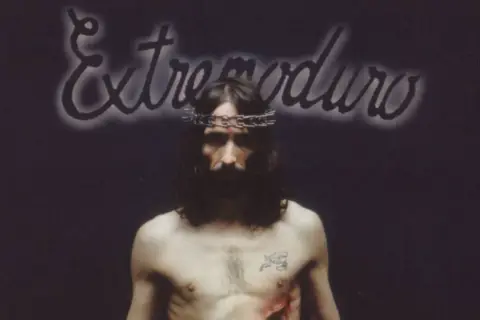 El cantante de Extremoduro, uno de los grupos extremeños de rock más icónicos, con corona de espinas y tatuaje.