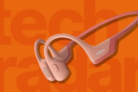 Auriculares Shokz de conducción ósea en color rosa, perfectos para escuchar música mientras te mantienes conectado con tu entorno.