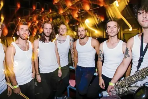 Una banda de chicos con camisetas blancas, listos para tocar. Podrían ser las próximas big bands famosas.