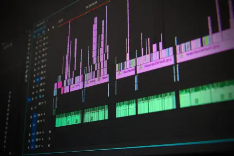 Líneas de tiempo de edición de video con clips de audio y video. El trabajo de producción en curso se muestra en la pantalla.