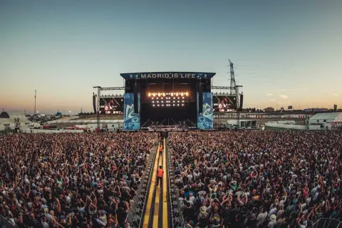 Multitud disfrutando de un concierto de iberdrola music bajo el lema "Madrid is Life".