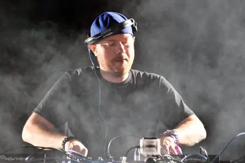 Eric Prydz en Madrid, creando magia sonora con humo y luces.