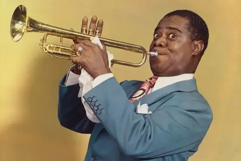 Louis Armstrong, con su trompeta dorada, nos regala una sonrisa y un pañuelo blanco, un detalle curioso del jazz.
