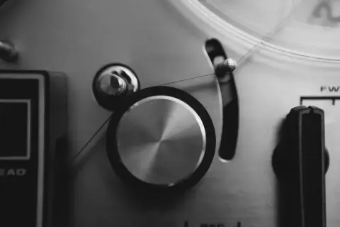 Detalles de una grabadora de cinta analógica, esencial para quienes buscan cómo crear un sello discográfico y capturar la esencia del sonido.
