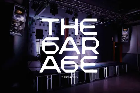 El "The Garage" de The Bass Valley, un espacio con altavoces imponentes y una atmósfera lista para la música.