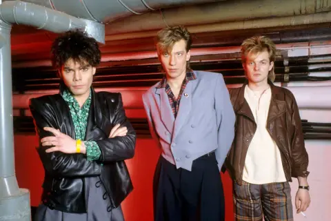 Los miembros de Alphaville posan con estilo ochentero.