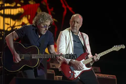 Dos guitarristas legendarios en el escenario, un momento icónico de la industria musical.