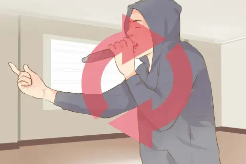 Un cantante de trap con capucha sostiene un micrófono, con un círculo rojo que indica que no se debe usar. Ideas para nombres de cantantes de trap.