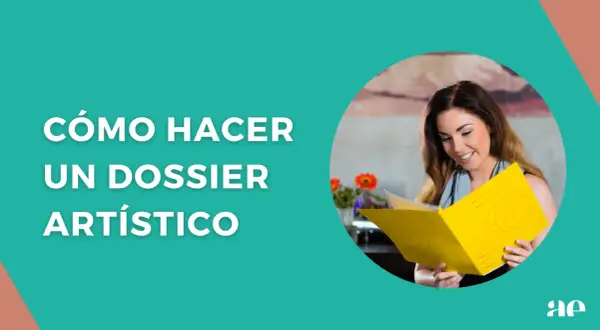 Una mujer sonríe mientras lee un dosier artístico amarillo. El texto indica "Cómo hacer un dosier artístico".