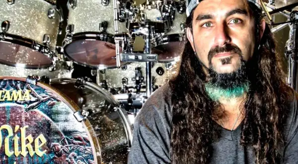 Mike Portnoy, baterista de la banda, posa frente a su set de batería Tama.