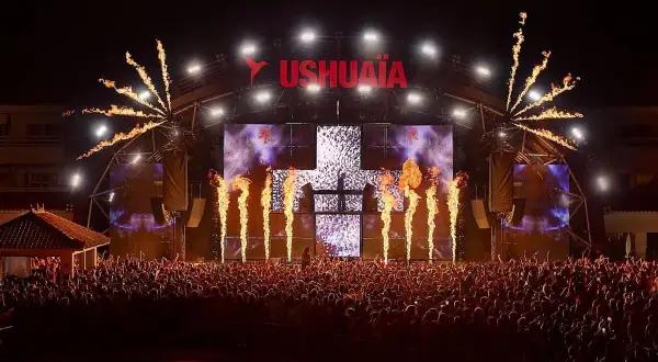 Martin Garrix enciende Ushuaïa con pirotecnia y una multitud vibrante.