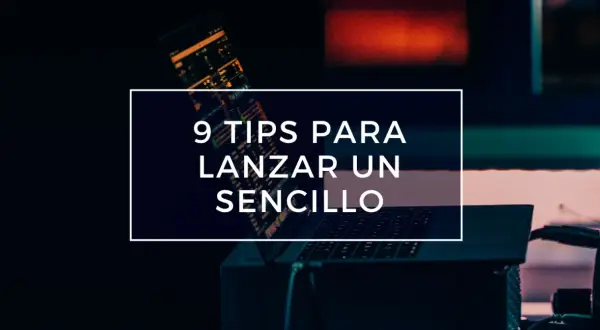 9 consejos para lanzar un sencillo proyecto digital. Un portátil muestra gráficos financieros.