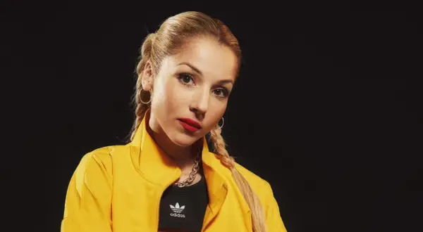 Viviana Casanova, con su edad, luce un look audaz con chaqueta amarilla, top deportivo Adidas y labios rojos.
