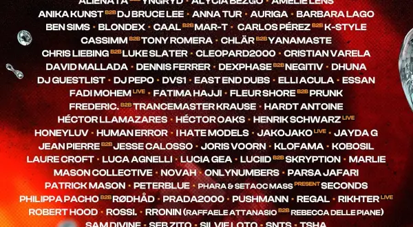 Cartel de artistas con nombres de DJs y fechas de Aquasella.