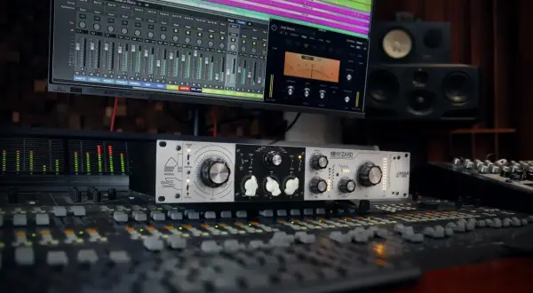 Equipo de audio profesional con un saturador de audio en primer plano, listo para dar calidez a las mezclas.