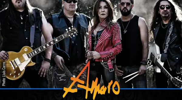 Cinco músicos de rock, con guitarras y baquetas, listos para rockear. Las bases de batería esperan el ritmo.