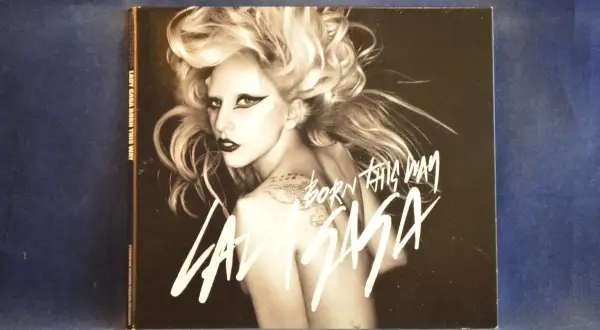 Lady Gaga, con su icónico maquillaje y cabello rubio, posa para la portada de su álbum "Born This Way".