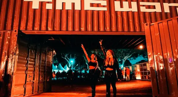 Dos chicas celebran la entrada a Time Warp Mannheim, un evento de música electrónica.