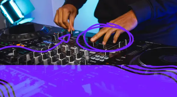 Manos ajustando faders en una mesa de mezclas, clave para aprender como hacer mix de canciones y crear transiciones fluidas.