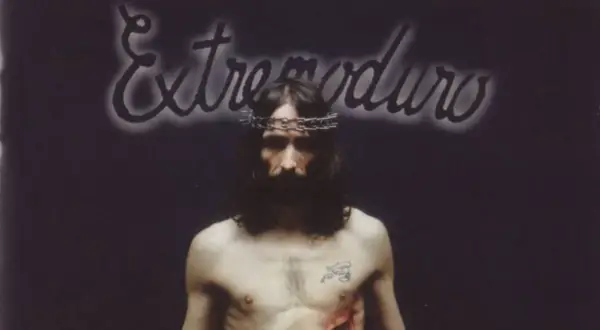 El cantante de Extremoduro, uno de los grupos extremeños de rock más icónicos, con corona de espinas y tatuaje.