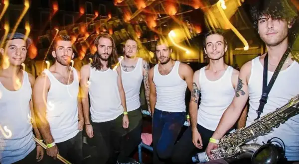 Una banda de chicos con camisetas blancas, listos para tocar. Podrían ser las próximas big bands famosas.