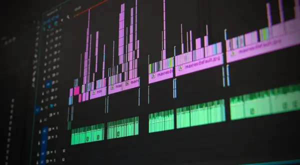 Líneas de tiempo de edición de video con clips de audio y video. El trabajo de producción en curso se muestra en la pantalla.