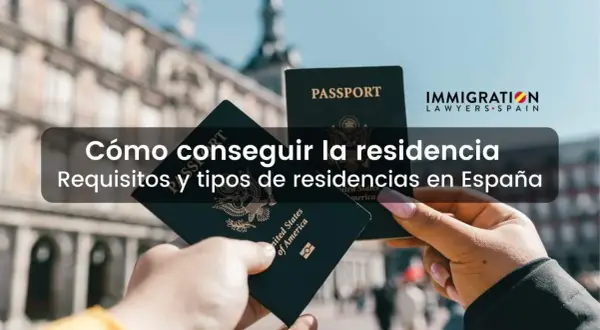 Manos sostienen pasaportes, listos para el concierto de residencia en España. Texto: "Cómo conseguir la residencia. Requisitos y tipos de residencias en España".