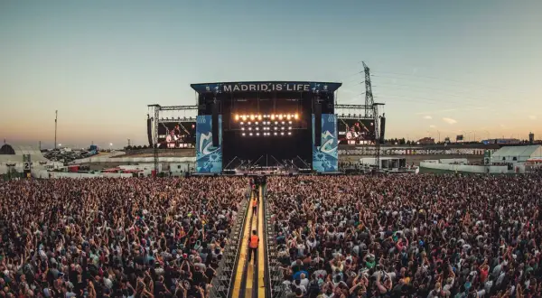 Multitud disfrutando de un concierto de iberdrola music bajo el lema "Madrid is Life".