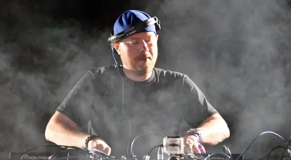 Eric Prydz en Madrid, creando magia sonora con humo y luces.