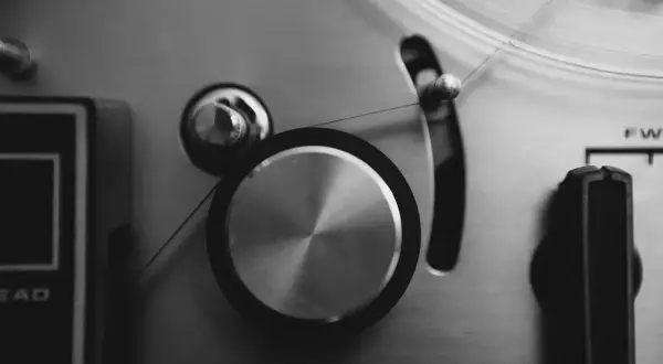 Detalles de una grabadora de cinta analógica, esencial para quienes buscan cómo crear un sello discográfico y capturar la esencia del sonido.