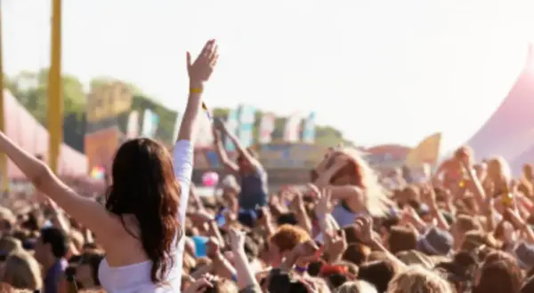 Multitud en un festival, manos al aire, ambiente de rave Madrid.