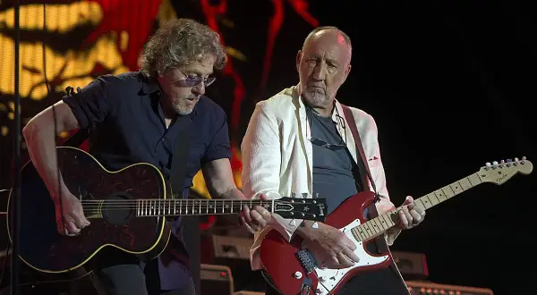 Dos guitarristas legendarios en el escenario, un momento icónico de la industria musical.