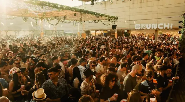 Multitud disfrutando de un día soleado en Brunch! Electronic Málaga, con música y buen ambiente.
