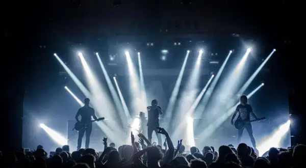 Banda de rock en vivo, luces brillantes y público eufórico. Una escena perfecta para inspirarte en cómo hacer un video musical épico.
