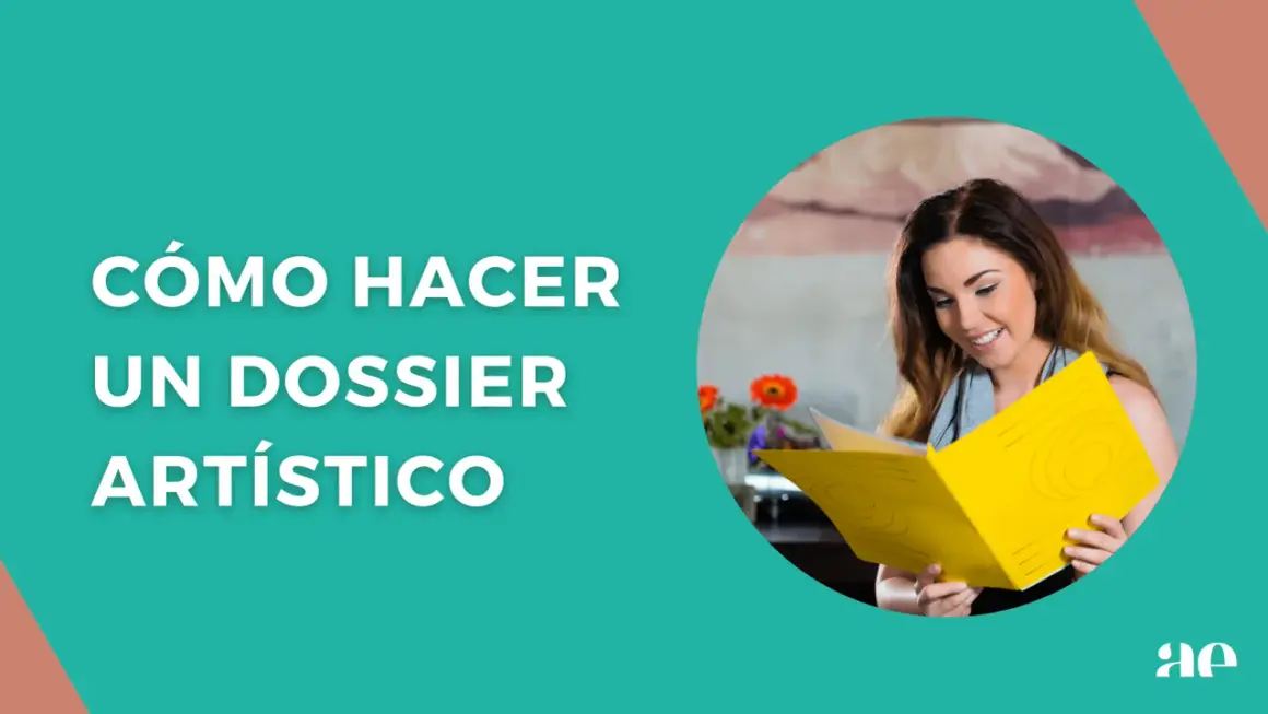Una mujer sonríe mientras lee un dosier artístico amarillo. El texto indica "Cómo hacer un dosier artístico".