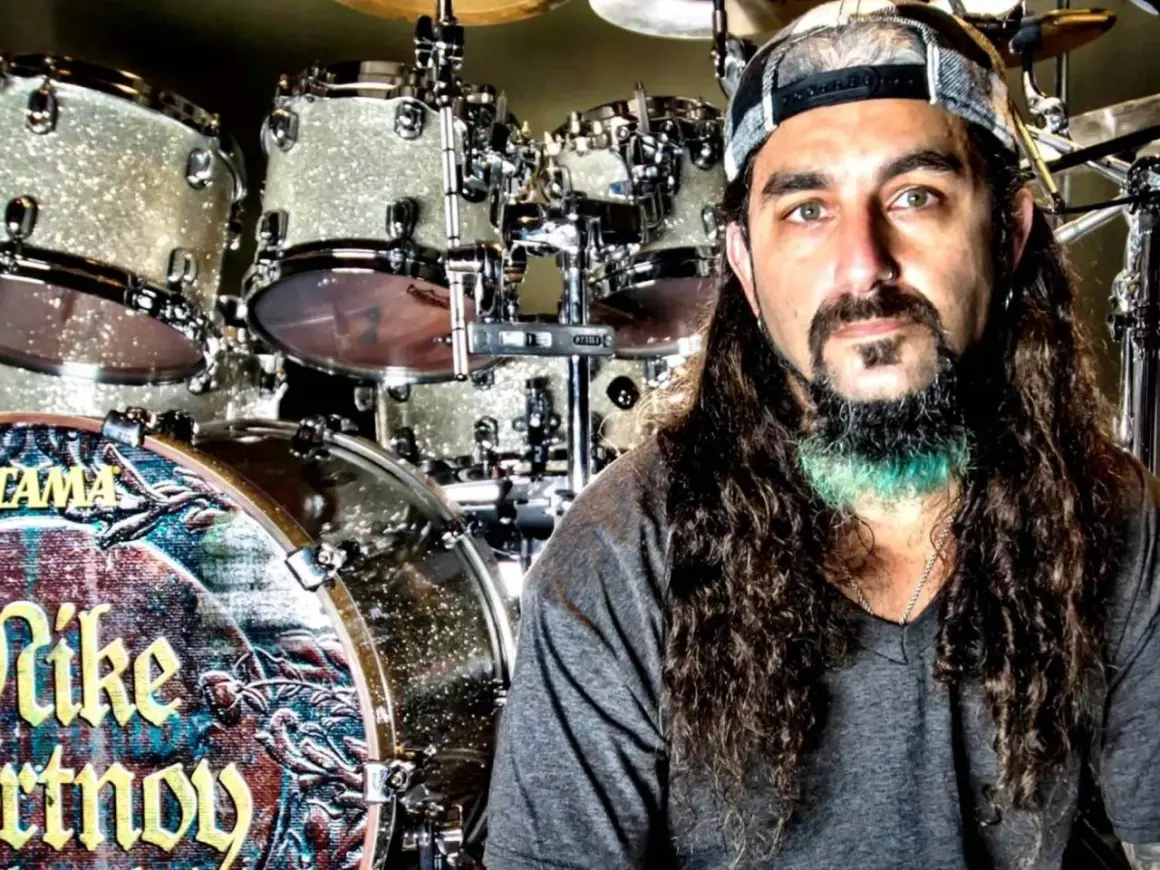 Mike Portnoy, baterista de la banda, posa frente a su set de batería Tama.