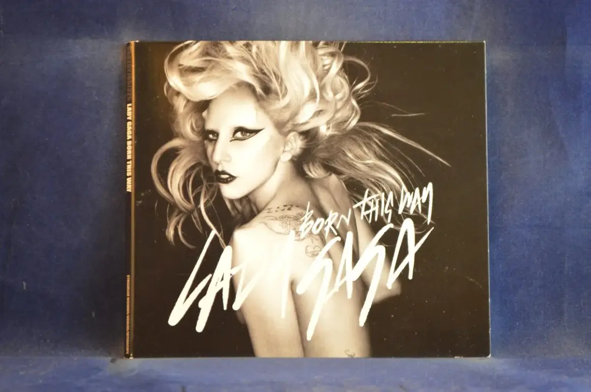 Lady Gaga, con su icónico maquillaje y cabello rubio, posa para la portada de su álbum "Born This Way".