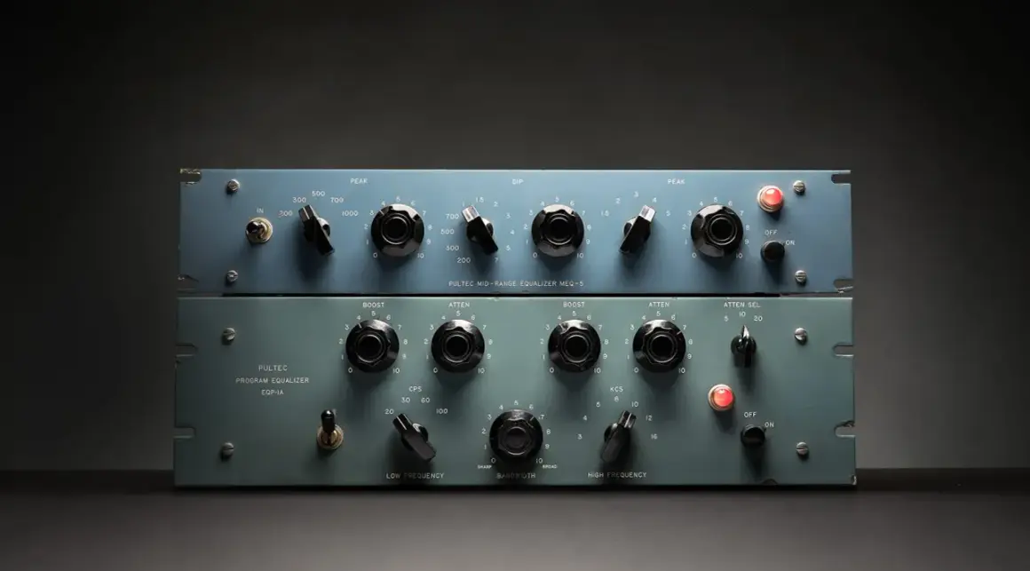 Dos procesadores de dinámica vintage, un Pultec MEQ-5 y un EQP-1A, con sus perillas y selectores listos para dar forma al sonido.