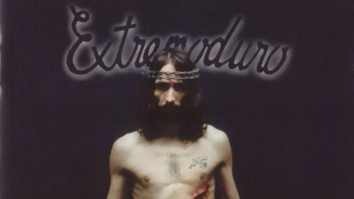 El cantante de Extremoduro, uno de los grupos extremeños de rock más icónicos, con corona de espinas y tatuaje.