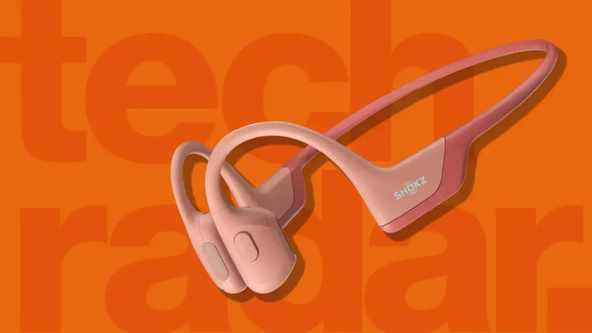 Auriculares Shokz de conducción ósea en color rosa, perfectos para escuchar música mientras te mantienes conectado con tu entorno.