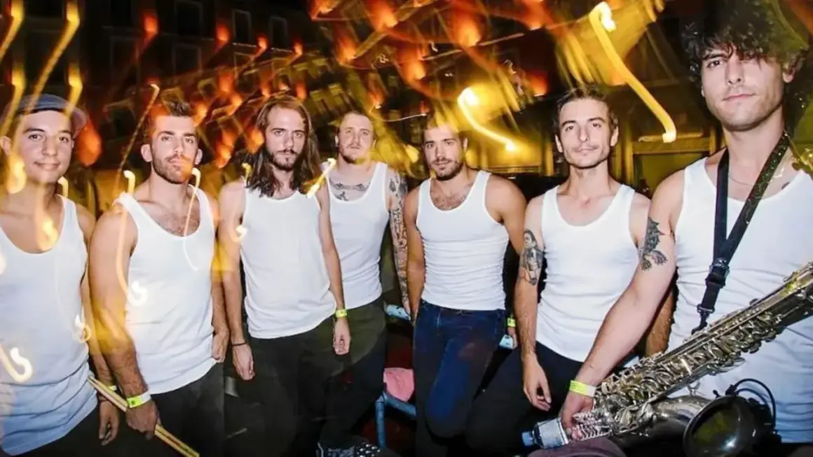 Una banda de chicos con camisetas blancas, listos para tocar. Podrían ser las próximas big bands famosas.