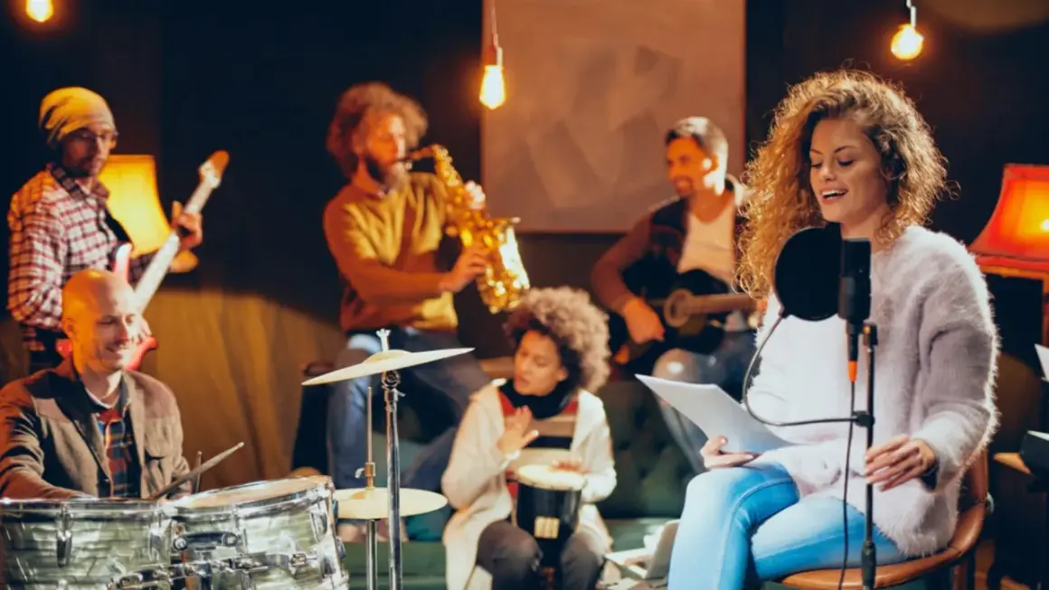 Banda ensayando en estudio. Una cantante lidera, acompañada por saxofón, guitarra, batería y percusión. Sueñan con una gran carrera musical.
