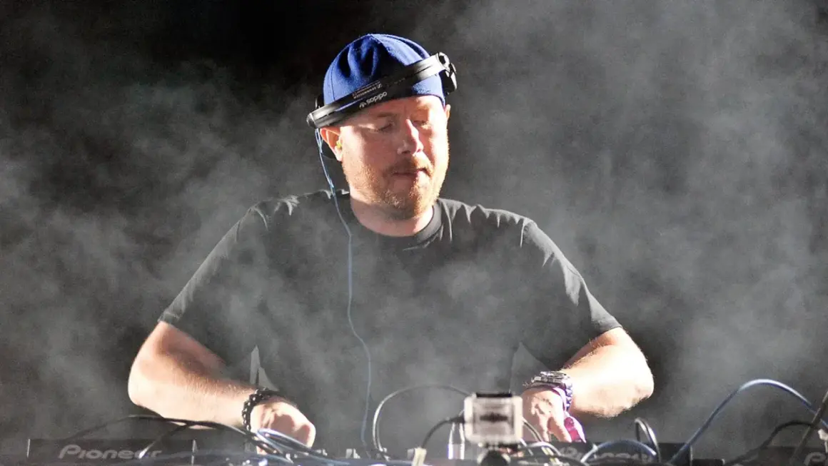 Eric Prydz en Madrid, creando magia sonora con humo y luces.