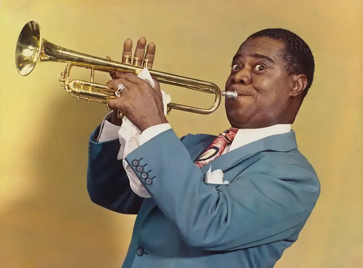 Louis Armstrong, con su trompeta dorada, nos regala una sonrisa y un pañuelo blanco, un detalle curioso del jazz.
