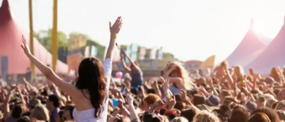 Multitud en un festival, manos al aire, ambiente de rave Madrid.