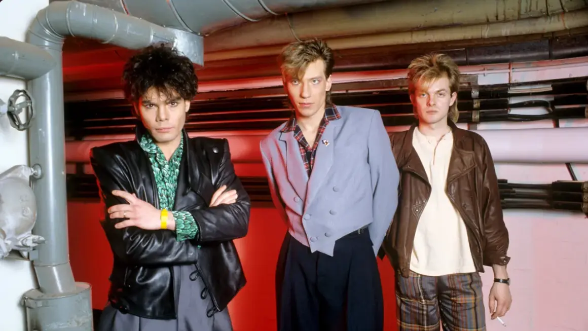 Los miembros de Alphaville posan con estilo ochentero.