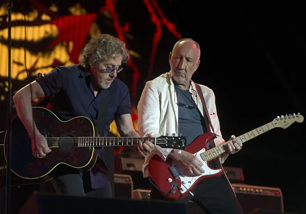 Dos guitarristas legendarios en el escenario, un momento icónico de la industria musical.