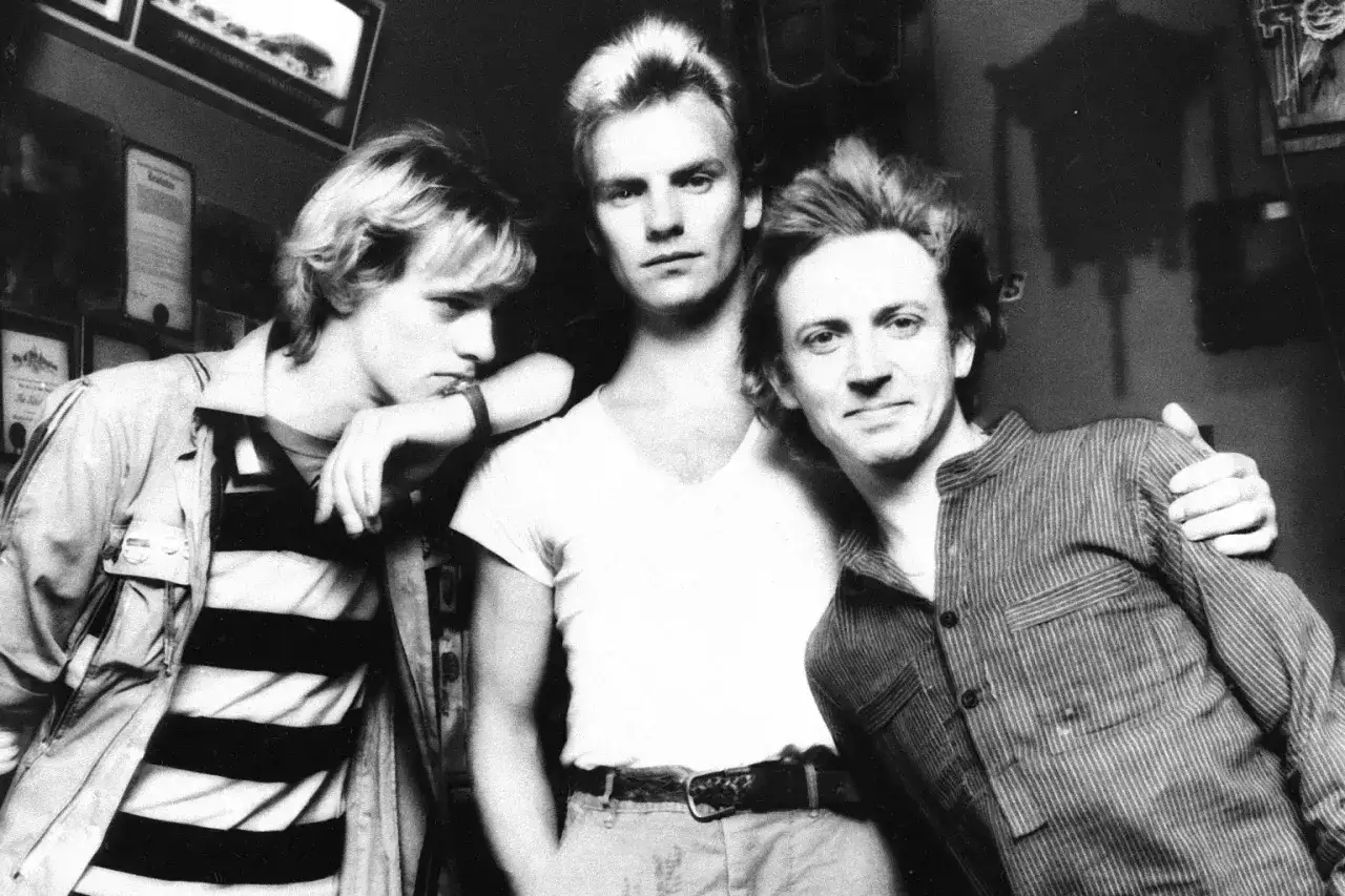 Los componentes de The Police posan juntos. Sting en el centro, con Andy Summers a su derecha y Stewart Copeland a su izquierda.
