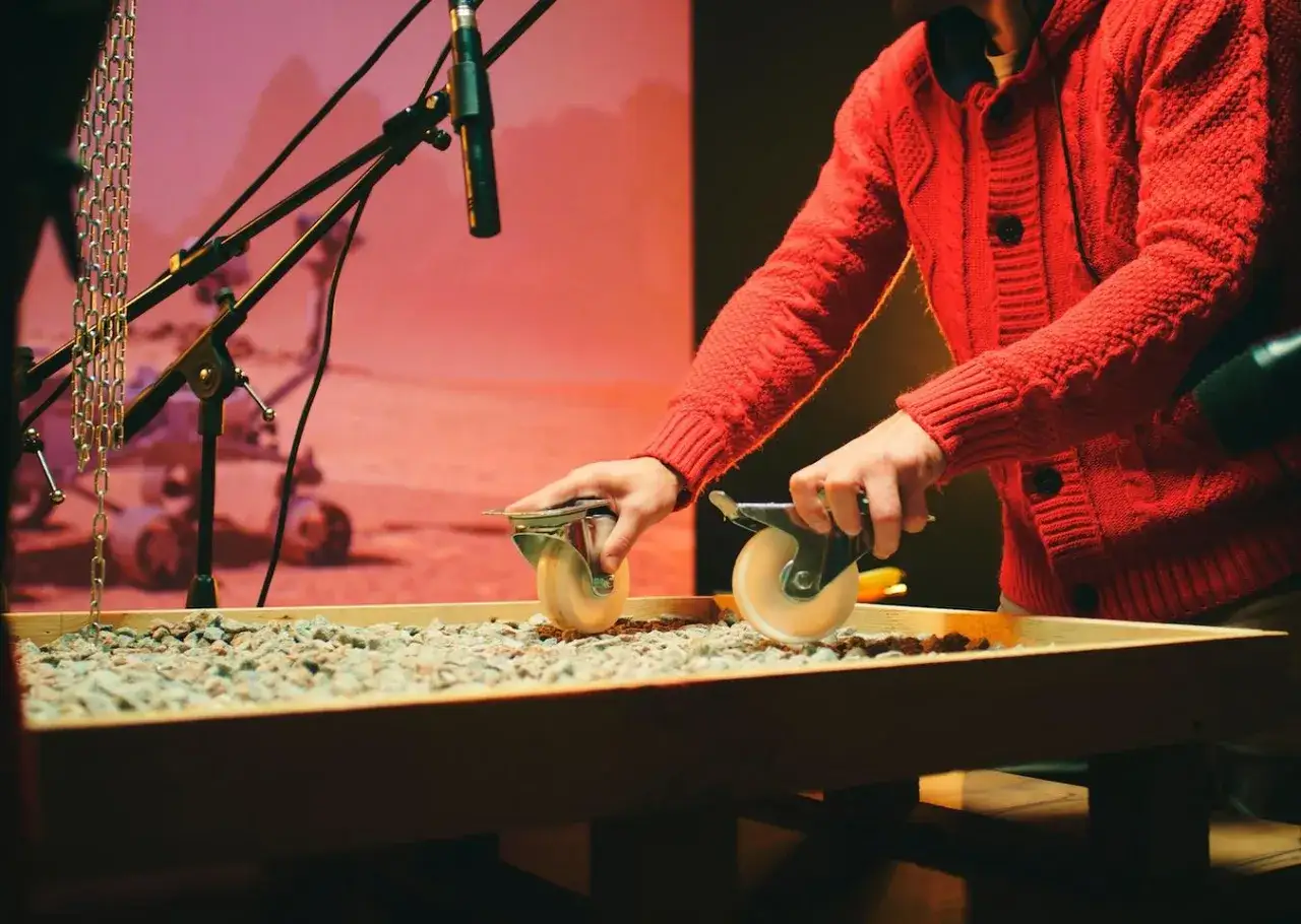 Creando sonidos para una pel&iacute;cula, este artista de foley que es, usa ruedas para simular el crujir de la grava.