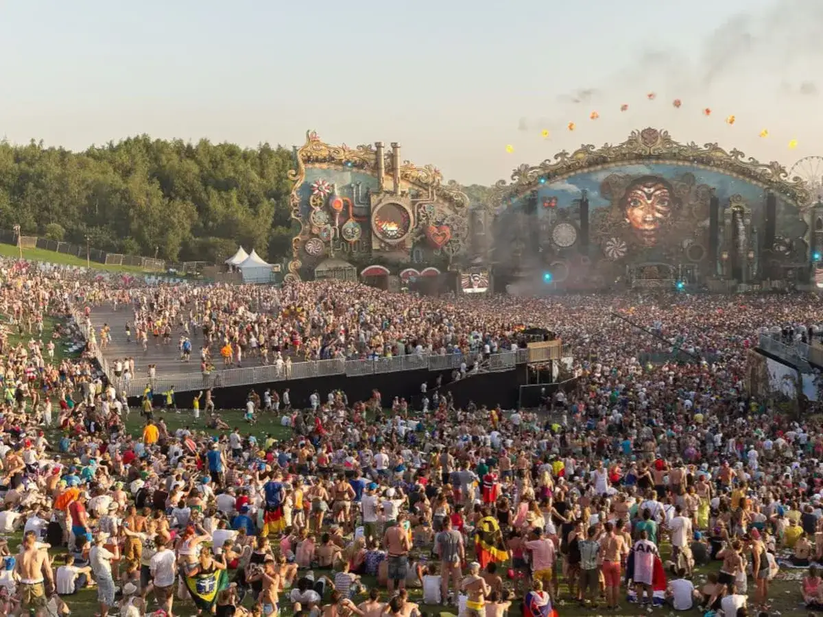 Multitud disfrutando en Tomorrowland, un festival de música electrónica con escenarios espectaculares. ¡Así es como ir a Tomorrowland!